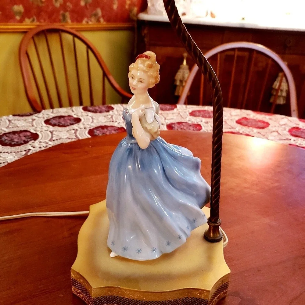 Beautiful Vintage Colonial Victorian Ceramic Lady Figural  Lamp Brass Metal Base